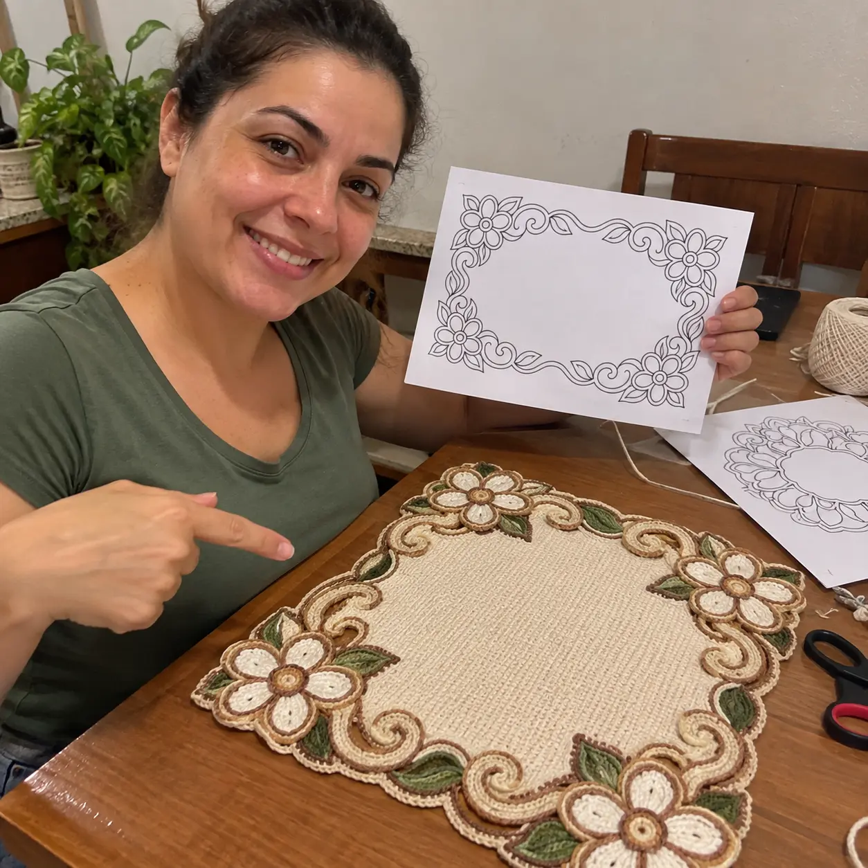 Artesã mostrando o molde e a peça finalizada
